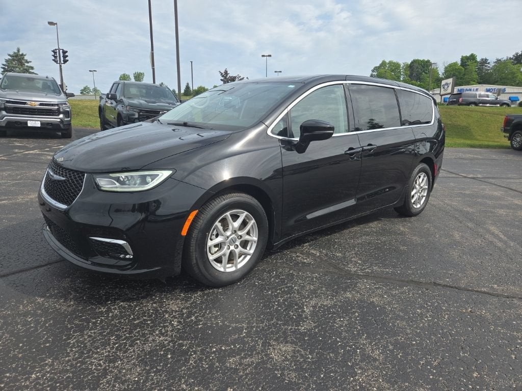 2024 Chrysler Pacifica Touring L in Diamond Black — front three-quarter view